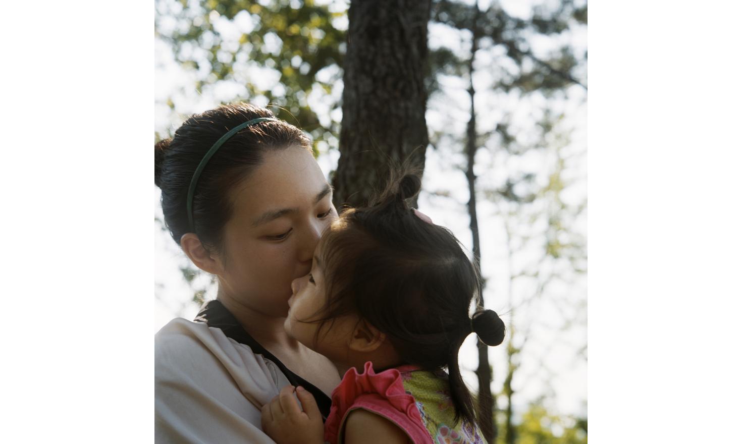 © Agnès Dherbeys / MYOP « My parents wanted me to get an abortion. For me, it was just impossible ».Seoul, 3rd of July 2013. Yunmin Lee, 25 years old and her daughter Enoch, born in 2011. « I was already pregnant when i left my boy friend. I was not in love for him