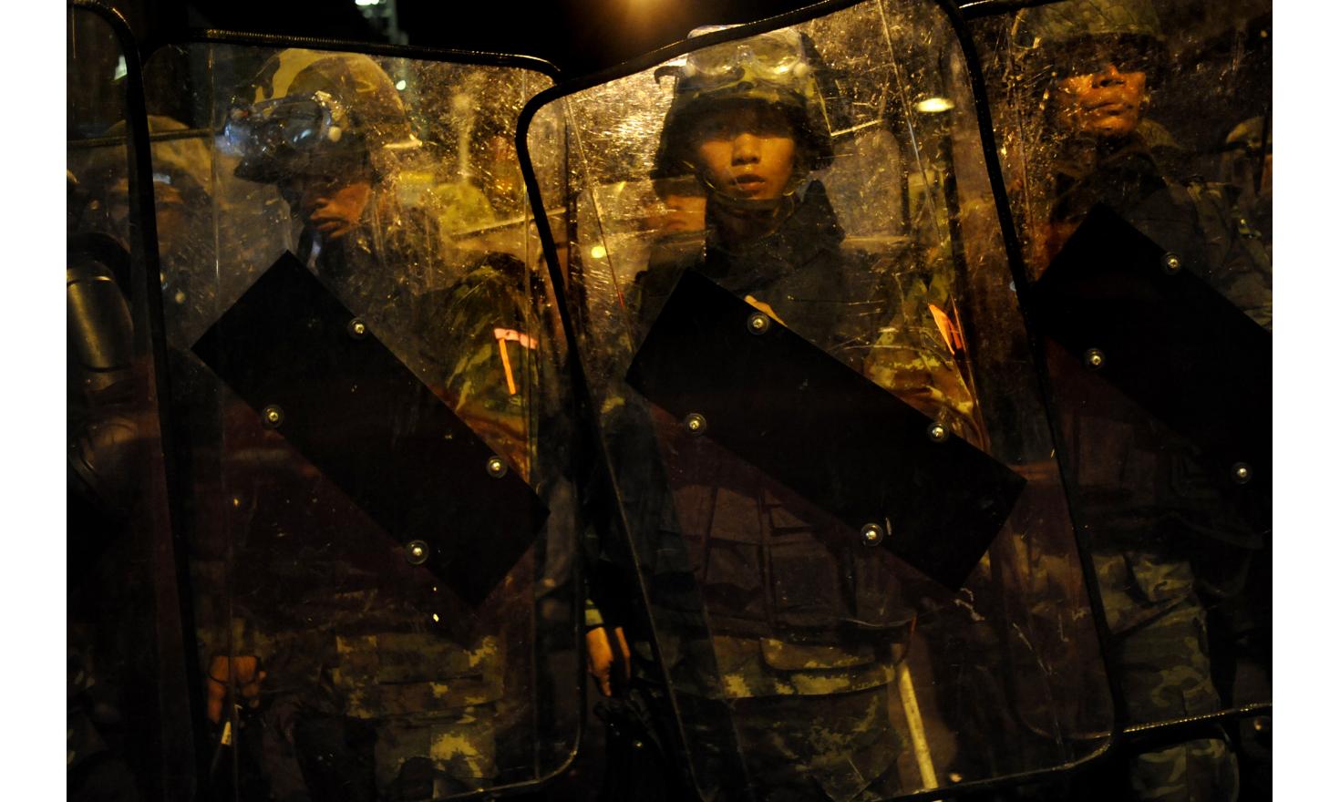 © Agnès Dherbeys / MYOP Thai troops on silom Road, near the no color shirts protestors, Bangkok Thailand