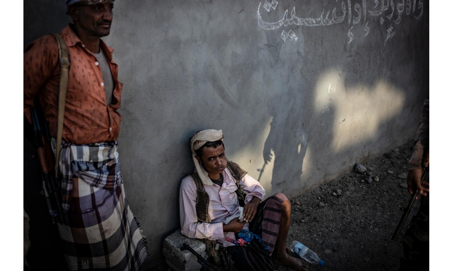 Combattant au repos en consommant du Qat dans la ville de Mocha derrière le front d'Hodeida