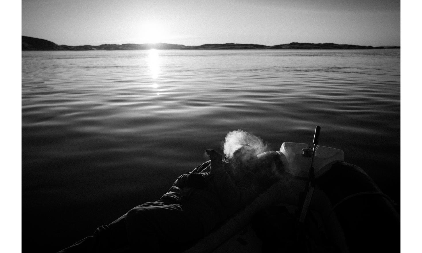 Inunguaq profite de la douceur de fin de journée pour fumer une cigarette sur le bateau de son ami avec lequel il est parti chasser le phoque, à une heure au sud de Nuuk. Inunguaq mène une vie chaotique. Il est passé par la prison pour trafic de cannabis.