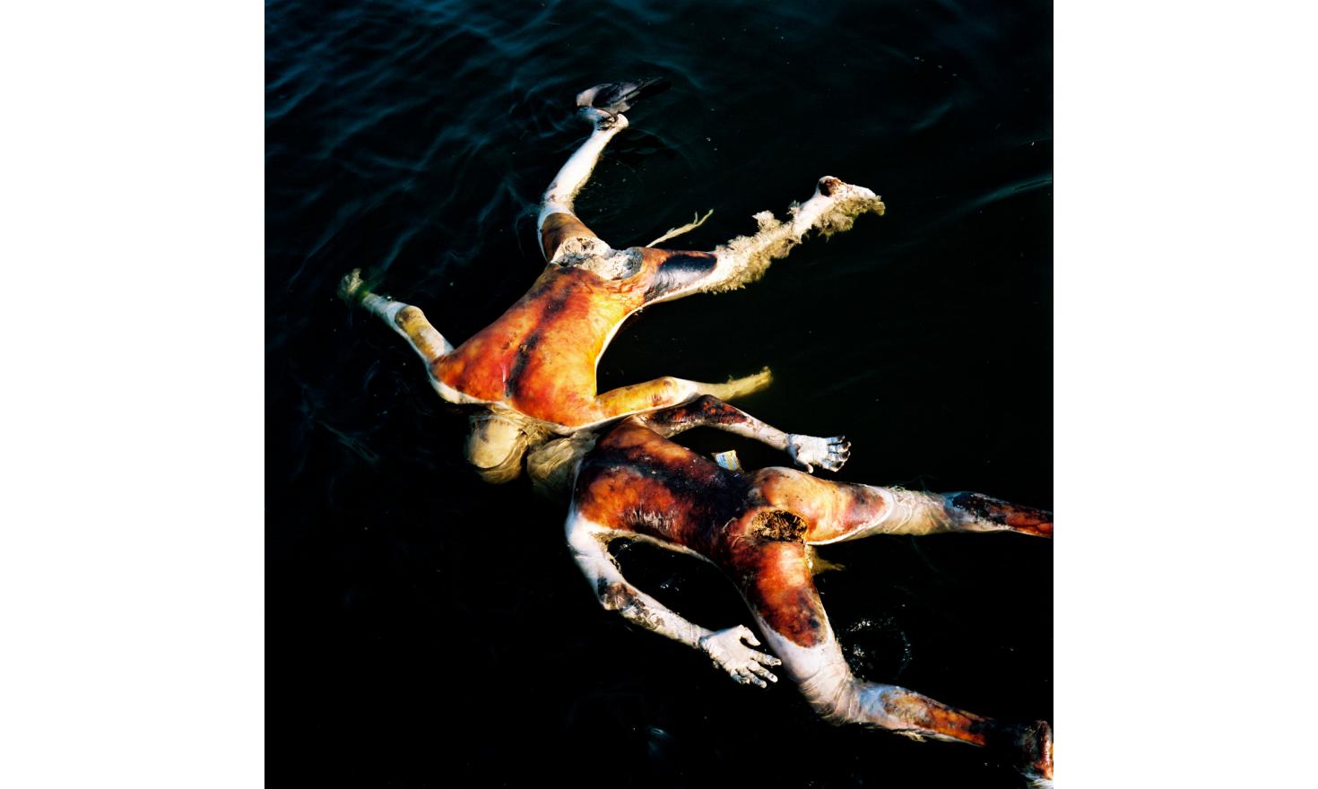 India / Life is a lure and death is truth Holly Ganga River. Some kind of people does not have to be burn but throw directly in the river. Those are Sadu but it's also for prenant woman who have been beat by snake or leper people. / Sadu dans le Gange. Certaines catégories ne sont pas brulées.