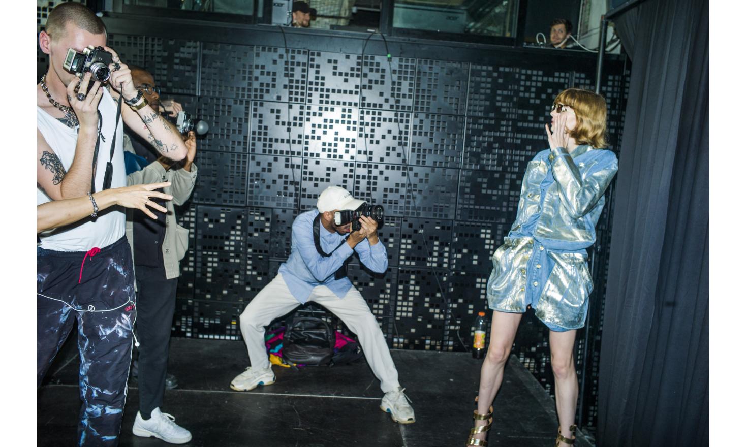 Fashion Week - Look the Backstage Fashion Week à Paris. Collection printemps été 2020. Défilé Y Project au pont Alexandre III.. First View dans les Backstage.