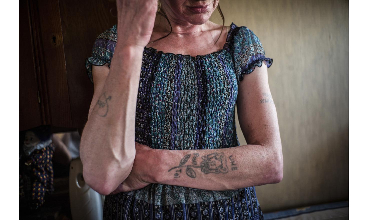 ©Ulrich Lebeuf / M.Y.O.P Isabelle was 16 when she tattooed a flower on her arm. It is a pansy, a gesture of love for Aimé, the father of Jérôme, Sébastien and Ludovic, her baby who died at 7 months