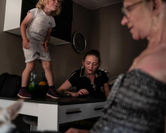 Gien dans le Loiret, juillet 2022. Chez Amandine, moment de vie entre les deux femmes, et Matthew toujours très turbulent qui a beaucoup de mal à avoir un cadre.