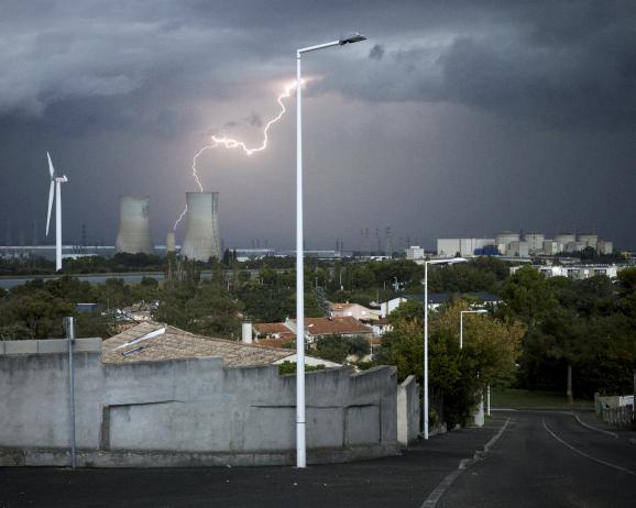 La foudre frappe les tours de refroidissement du complexe nucléaire du Tricastin, dans le sud-est de la France. Le complexe figure une centrale nucléaire et une usine d'enrichissement de l'uranium. 