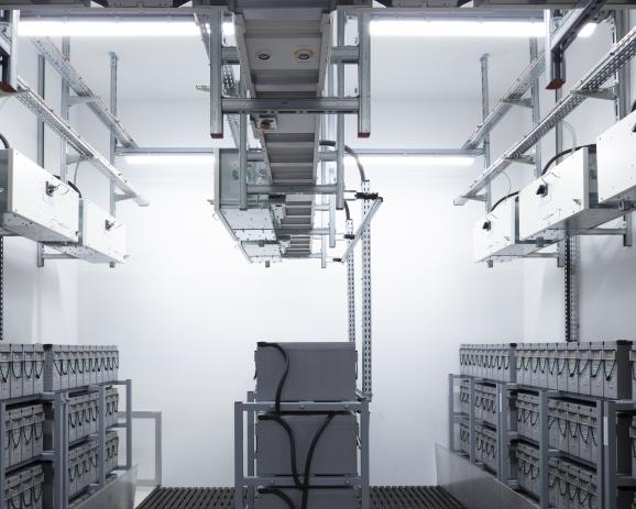 Data Center Interxion à Marseille, groupe électrogène de secours par batterie.