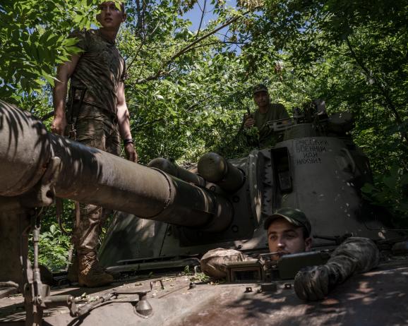 Des membres de l'artillerie de la 93eme brigade s'apprêtent à manoeuvrer un 2S3 russe récupéré par les Ukrainiens, inutilisé depuis près d'un mois par manque de munitions, sur une position Ukrainienne à quelques dizaines de kilomètres d'un des fronts, au 