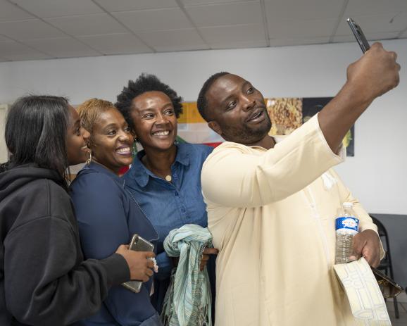 MR HAIDIRI ET SA FEMME CHAIDA SOIHILI assistent à une remise de diplome pour de jeunes comoriens pour encourager le travail à l'école. Nassurdine HAIDIRI est chargé de commnunication promotion economique de la métropole AIx Marseille Provence. Ecole éléme