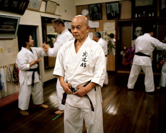 Naha. Au Kyudokan, le dojo de Minoru Higa Sensei, 10ème Dan de Karaté. Ce petit homme dun mètre soixante et de 68 ans est lun des maîtres les plus respectés dans sa discipline