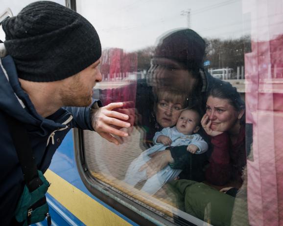 Ukraine, Odessa, le 3 mars 2022. Des trains d'évacutation ont été mis en place pour permettre aux civils de fuir l'invasion russe. Les hommes, en revanche, sont réquisitionnés et ne peuvent pas quitter le pays. Ici un homme dit au revoir à sa femme et son