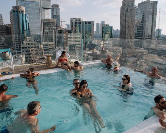 Tel Aviv, Israël. Août 2015.   Des touristes et des locaux profitent d'une piscine sur le toit d'un hôtel. Selon les ONG un israélien bénéficierait en moyenne de 4 fois plus d’eau qu’un palestinien.