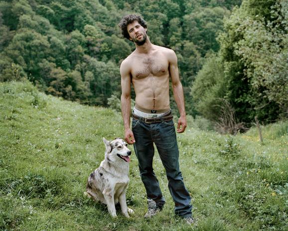 Inti and Loula, a she wolf.  It was the 70s and the communities flourished in Ariege. Inti is a child of hippies, neo-rurals who settled in these mountains of Couserans. Until the age of 8 years he lived in the middle of the forest and the animals.